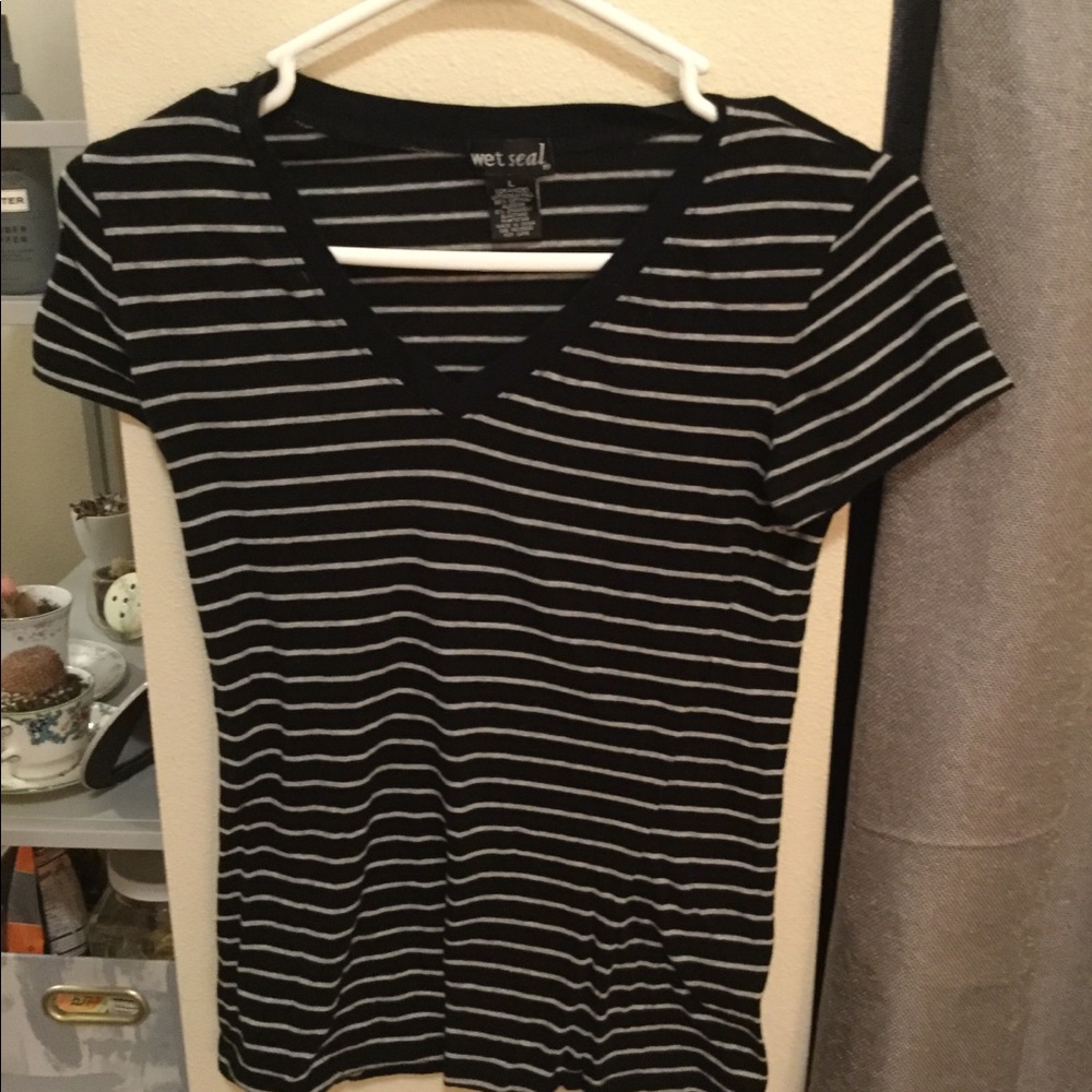 Striped v-neck t-shirt